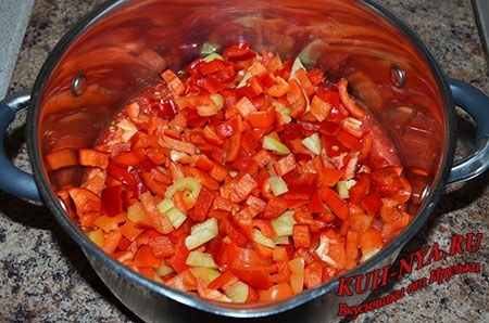 Салат с фасолью, баклажанами и перцем в томатном соусе