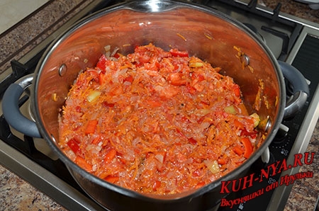 Салат с фасолью, баклажанами и перцем в томатном соусе