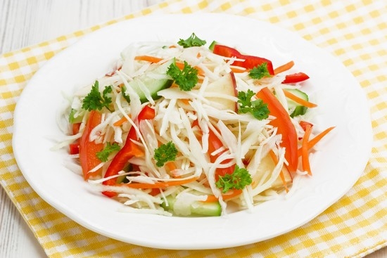 Салат «Витаминный» из капусты и моркови, и перца: рецепт