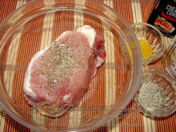 Как приготовить сочную свинину в духовке
