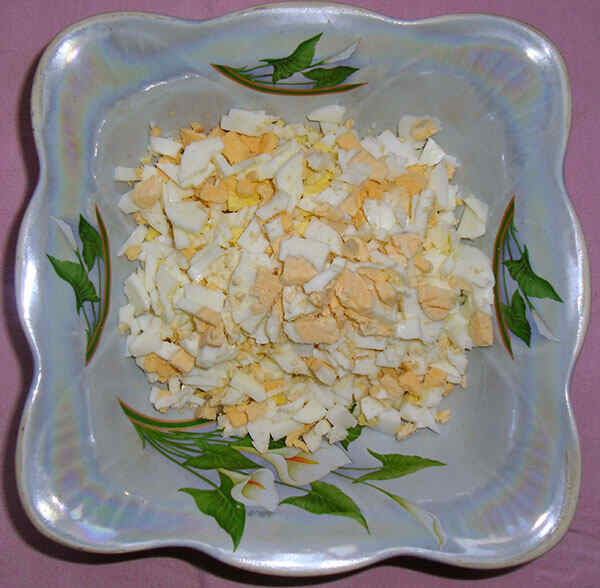 Простой салат из крабовых палочек и яиц