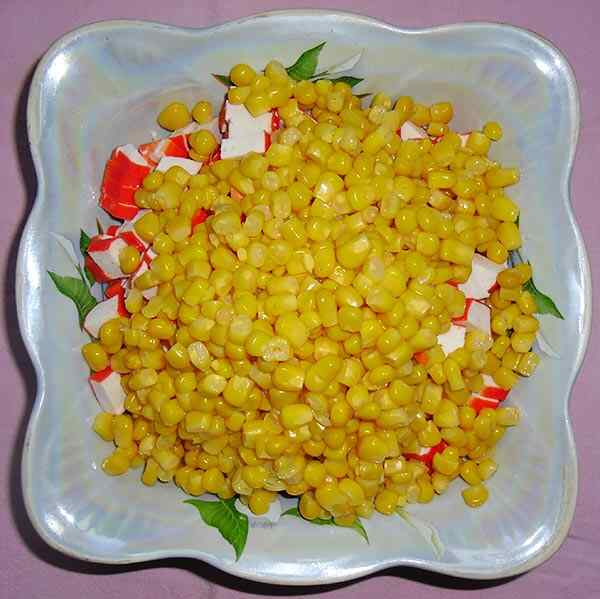 Салат из крабовых палочек кукурузы и яиц