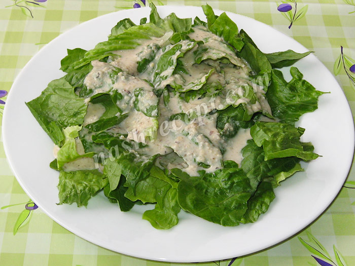 на листья салата выливаем соус - na listya salata vylivaem sous
