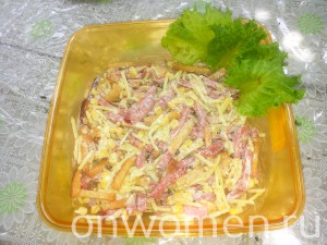 salat-s-kirieshkami-kopchenoj-kolbasoj-i-kukuruzoj5