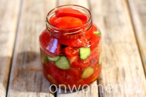 salat-iz-pomidorov-i-ogurcov-na-zimu4