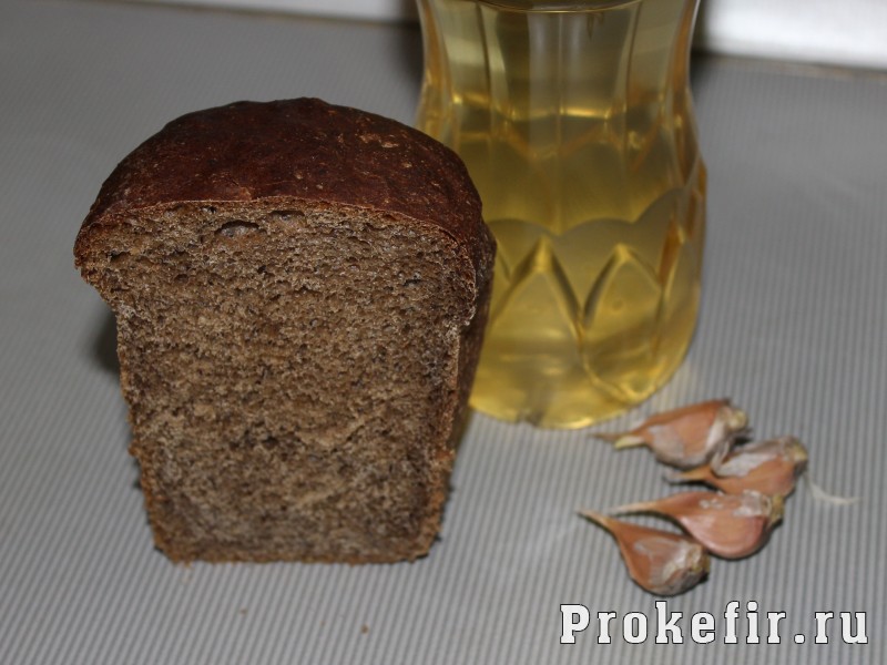 Гренки из черного хлеба с чесноком на сковороде: фото 1