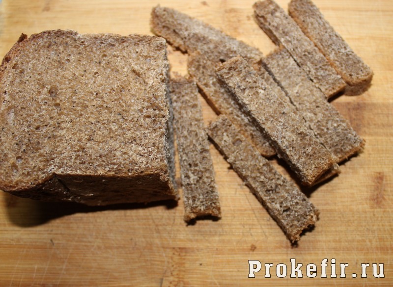 Гренки из черного хлеба с чесноком на сковороде: фото 2