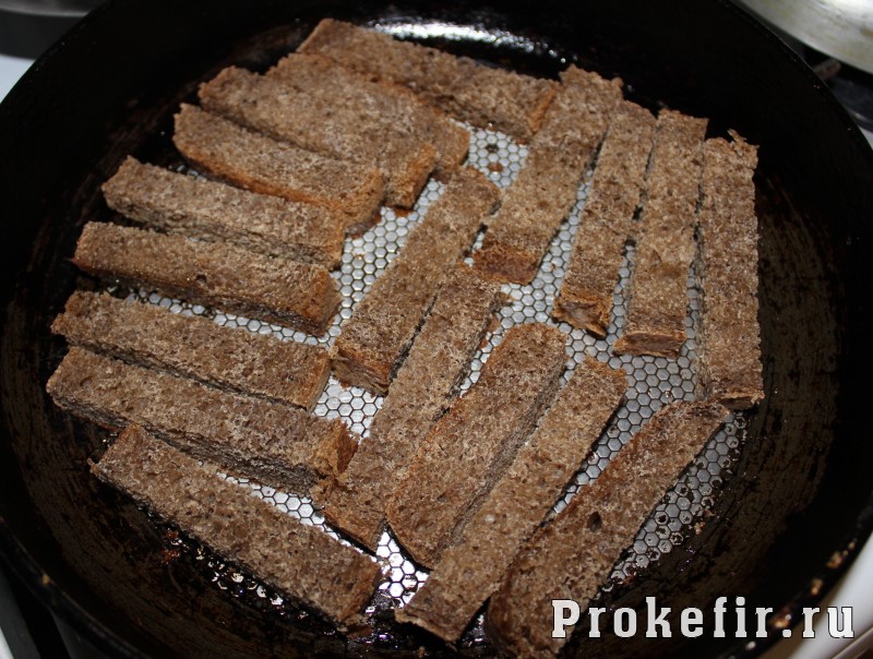 Гренки из черного хлеба с чесноком на сковороде: фото 3