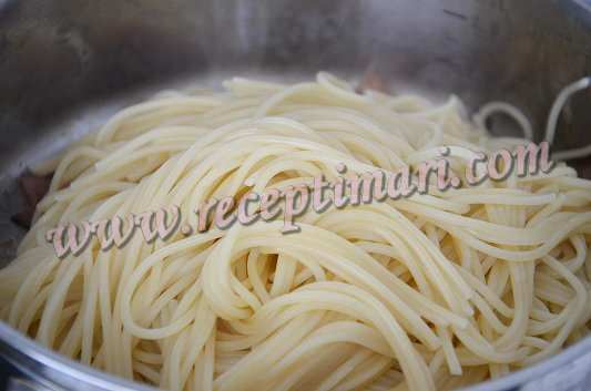 слить воду со спагетти