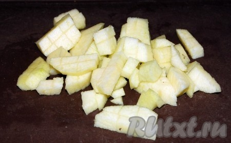 Яблоки очистить от кожуры и нарезать небольшими кусочками.
