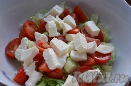 Для этого итальянского салата сыр моцарелла лучше порезать небольшими кубиками.
