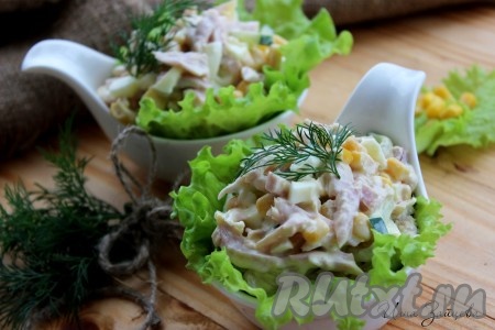 Разложить салат по салатникам. При подаче сочный, яркий салат с копченой курицей и кукурузой можно украсить зеленью.
