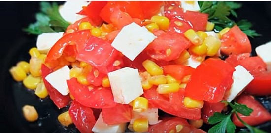 Салат из помидоров, сыра и кукурузы