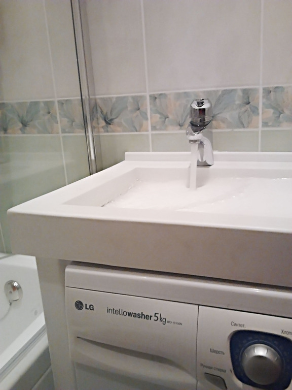 Специально для малогабаритных ванных комнат разработан умывальник, под которым можно установить стиральную машину