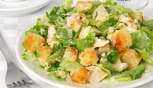 Классический салат Цезарь с курицей