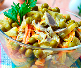 Салат из куриных желудочков с овощами и горошком
