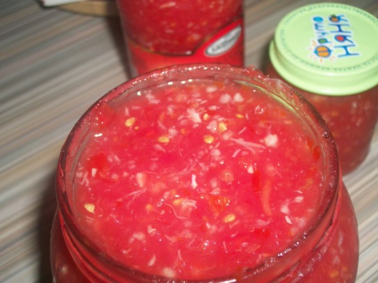 Как приготовить аджику из помидоров и чесноком: классический рецепт