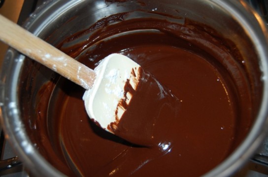 Особенности приготовления шоколадной глазури: на что обращать внимание