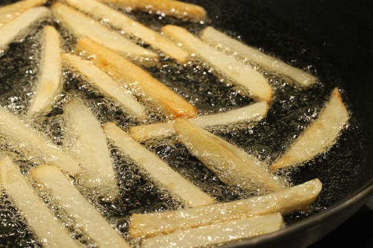 Суть приготовления: небольшое количество картофеля в большом объеме масла