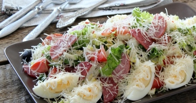 Салат с капустой и копченой колбасой - простые и вкусные рецепты закуски на каждый день