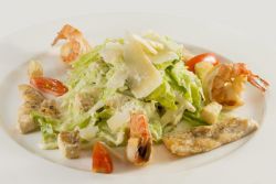 Классический салат Цезарь с креветками простой рецепт