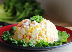 рецепт крабового салата с кукурузой и рисом