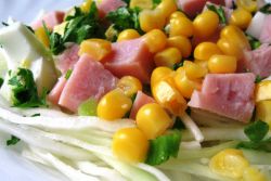 салат из капусты с ветчиной и кукурузой