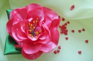 Красивый цветок из лент (канзаши)
