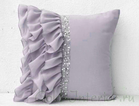 Декоративная подушка с оборками, выполненная своими руками