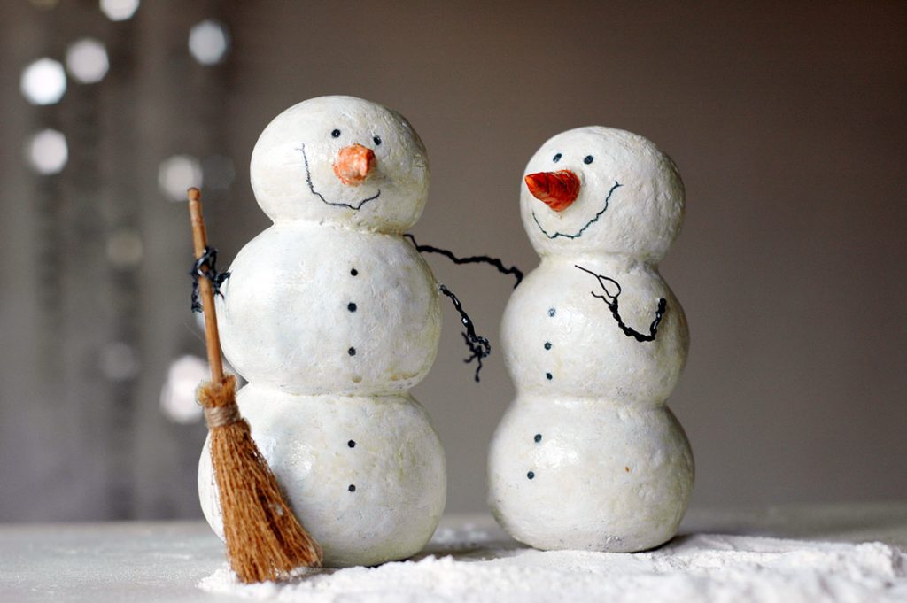Снеговики из папье маше