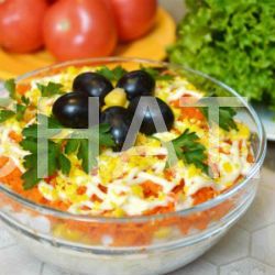 17_salat-s-kopchenoy-ryboy-pomidorami-i-syrom