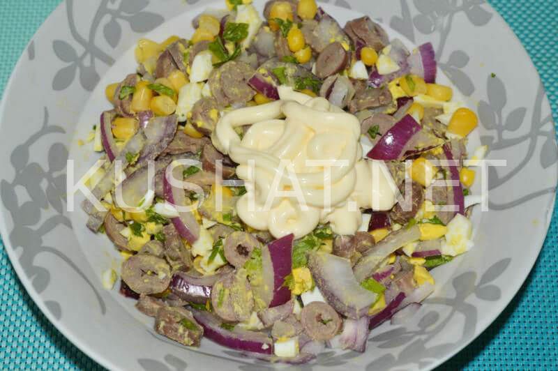 10_салат из куриных сердечек с маринованным луком и кукурузой