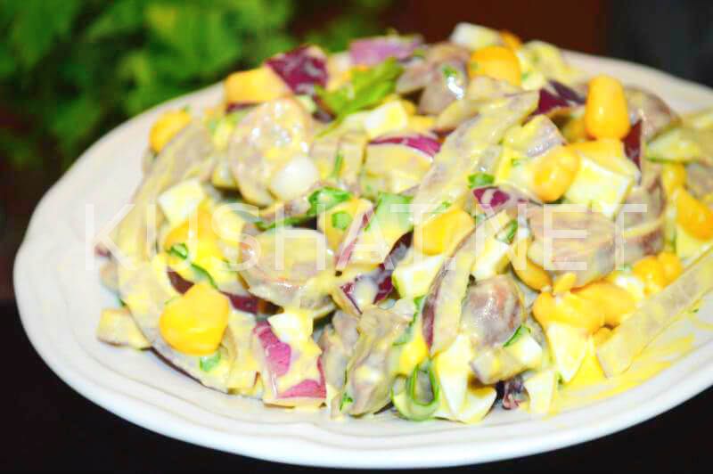 12_салат из куриных сердечек с маринованным луком и кукурузой