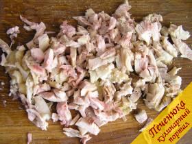 2) Отварную курицу нарезать мелкими кусочками, предварительно сняв с нее кожу, так как она придаст салату ненужную жирность.