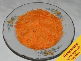 2) Морковь натереть на крупной терке.