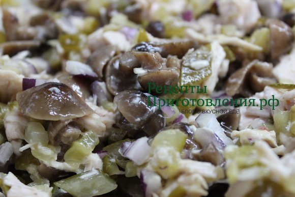 Салат из курицы с маринованными грибами и огурцами заправленный подсолнечным маслом, фото