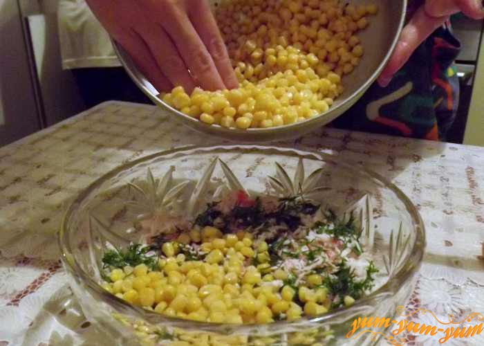В салат из крабового мяса добавим кукурузу