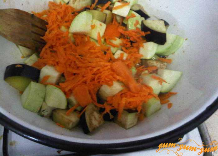 Тушим кабачки, баклажаны и морковь