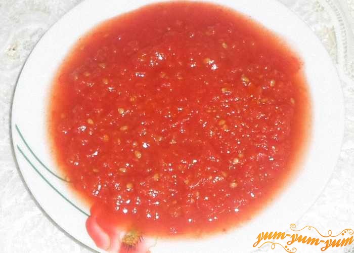 Домашний кетчуп из помидор на зиму можно подавать к столу