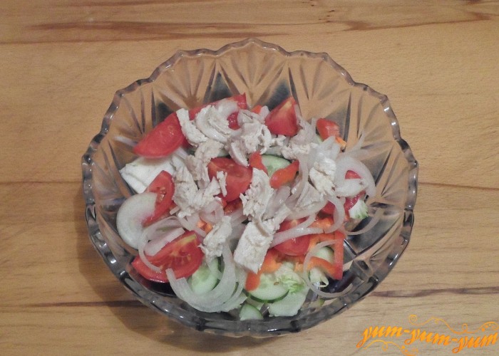 Верхний слой салата — отварные кусочки куриного филе