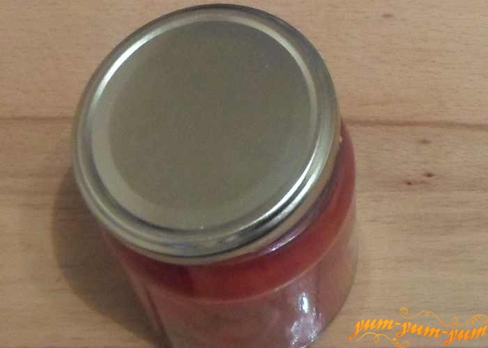 Залить помидоры маринадом с желатином и закатать