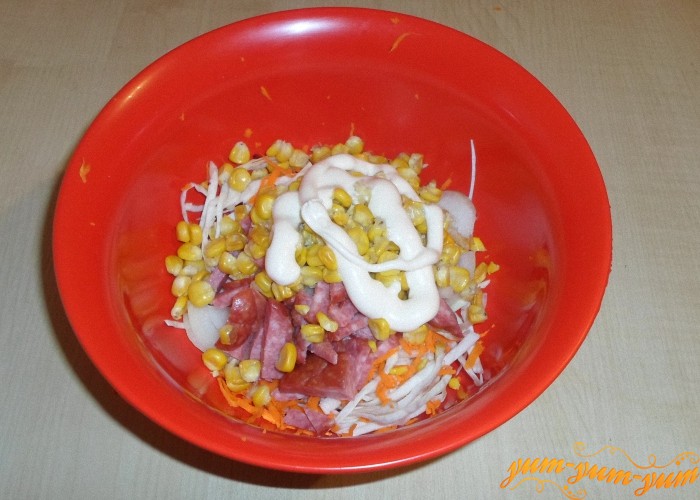 Салат с кукурузой и копченой колбасой заправить майонезом