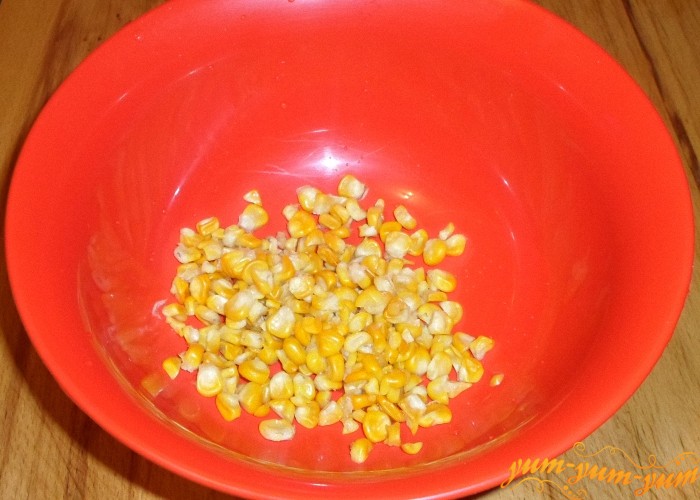 Вареные зерна кукурузы выложить на дно салатницы