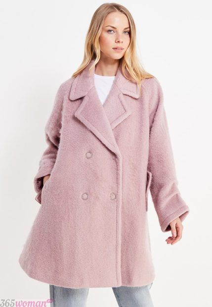 мода верхней одежды осень зима 2018 2019: светло-розовое расклешенное пальто