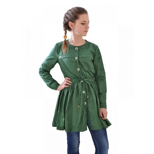 мода верхней одежды осень зима 2018 2019: расклешенный зеленый плащ