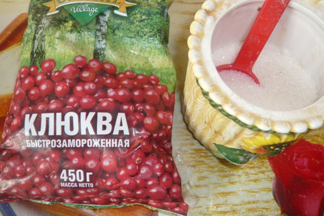 <p>Купить замороженные ягоды или вынуть из морозилки. Продукты мгновенной заморозки сохраняют витамины, полезные вещества. Высыпать ягоды из пакета в тарелку, слегка промыть, удалить веточки, листья, дать оттаять. В процессе разморозки  из ягод вытекает много сока. Его нужно аккуратно перелить в небольшую емкость. Он понадобится позже.</p>
