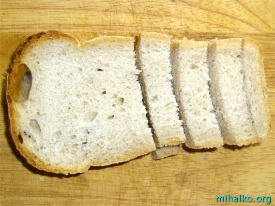Нарезаем хлеб для сухариков