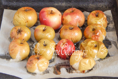 Печь яблоки нужно примерно минут 30 (в зависимости от величины плодов) при 180 градусах