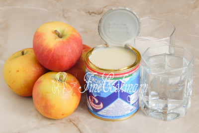 Для приготовления нежного и очень вкусного яблочного пюре возьмем яблоки, сгущенное молоко, сахарный песок и воду