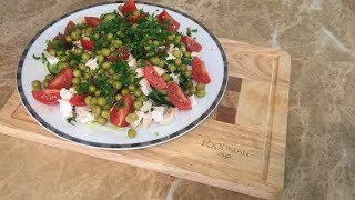 Салат с курицей, помидорами и зелёным горошком: рецепт от Foodman.club